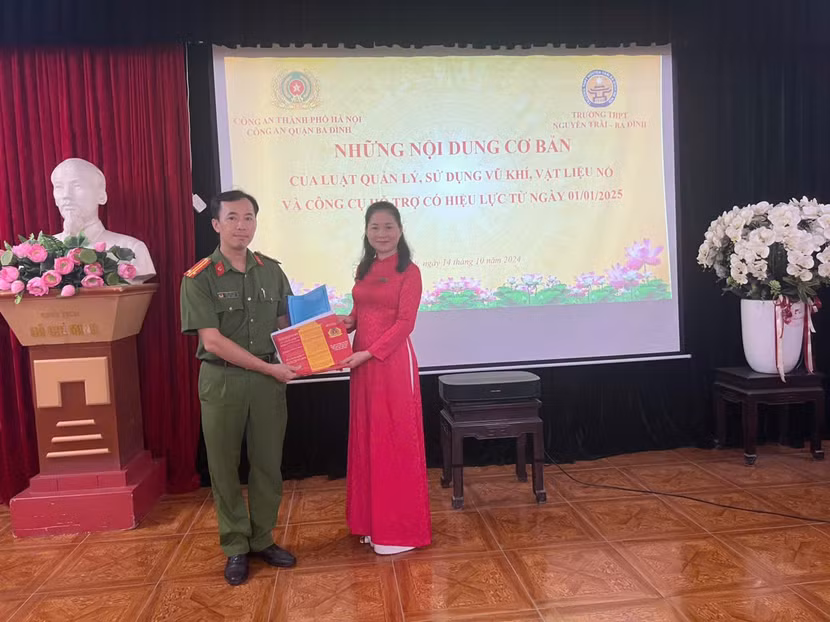 Công an quận Ba Đình gửi tờ rơi tuyên truyền đến Ban Giám hiệu các trường