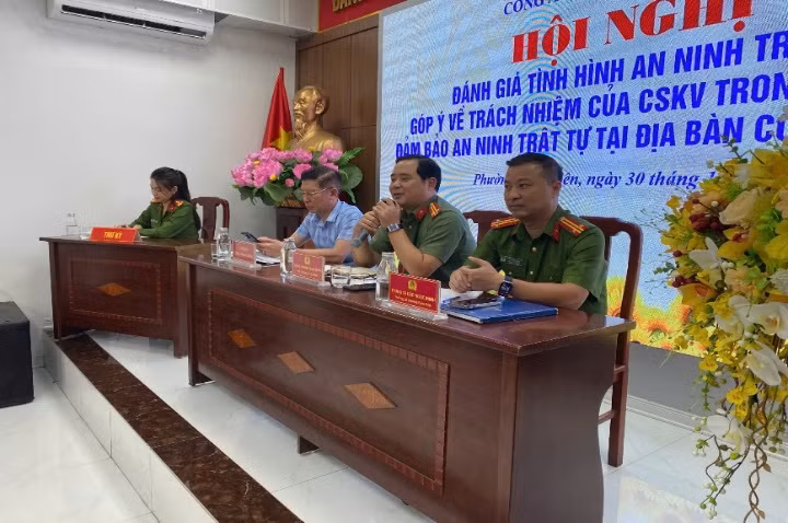 Đại diện Ban Chỉ huy Công an quận, Đảng ủy - UBND phường, Trưởng Công an phường trực tiếp giải đáp ý kiến của nhân dân Đại diện Ban Chỉ huy Công an quận, Đảng ủy - UBND phường, Trưởng Công an phường trực tiếp giải đáp ý kiến của nhân dân