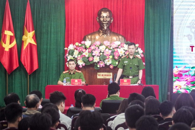 Đại tá Nguyễn Ngọc Quyền, Trưởng CAQ Hà Đông tại buổi đối thoại lắng nghe những đứa trẻ "hư" mở lòng