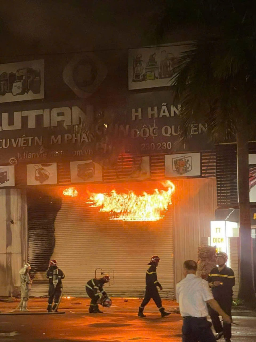 Lửa luồn qua khe cửa cuốn