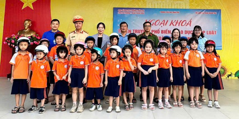 900 mũ bảo hiểm được trao tặng đến các em học sinh 900 mũ bảo hiểm được trao tặng đến các em học sinh