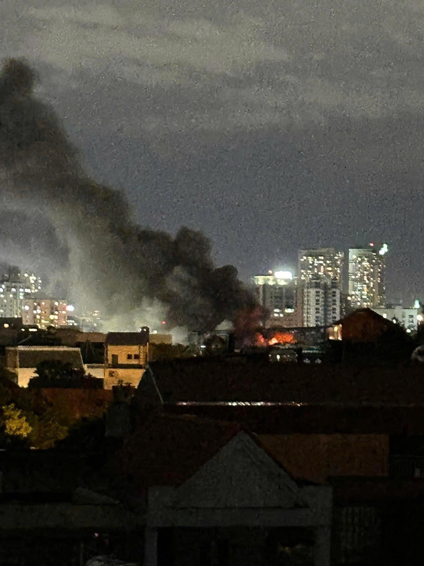 Khói lửa bốc cao ngùn ngụt