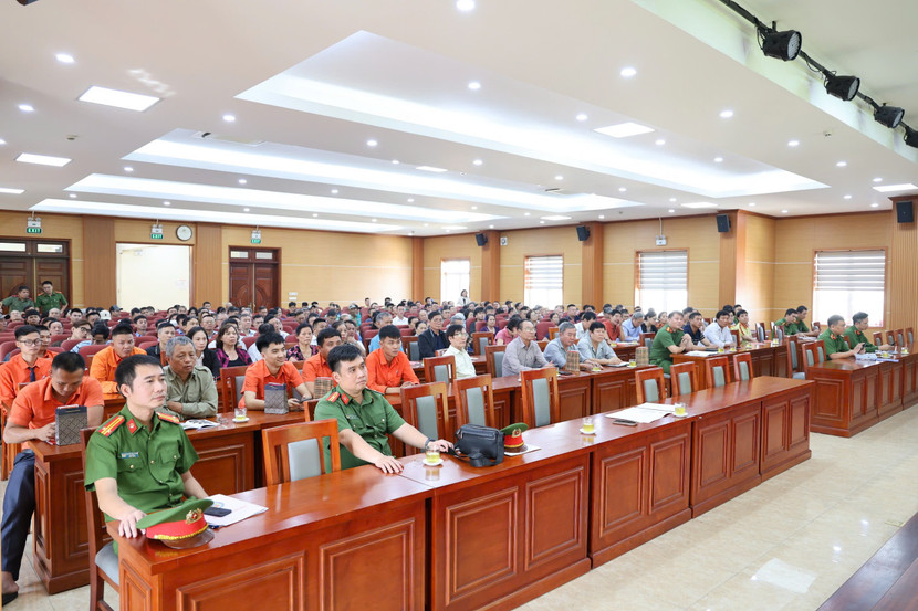 Hơn 300 cán bộ, công nhân viên, lái xe khách đường dài tham dự hội nghị