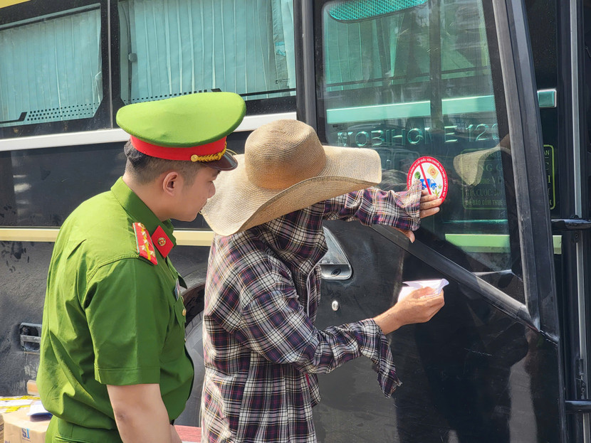 Decal phòng chống ma tuý được dán vào các xe khách