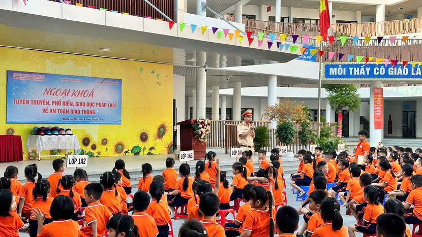 Các em học sinh đã được Cảnh sát giao thông tuyên truyền về Luật Giao thông đường bộ Các em học sinh đã được Cảnh sát giao thông tuyên truyền về Luật Giao thông đường bộ