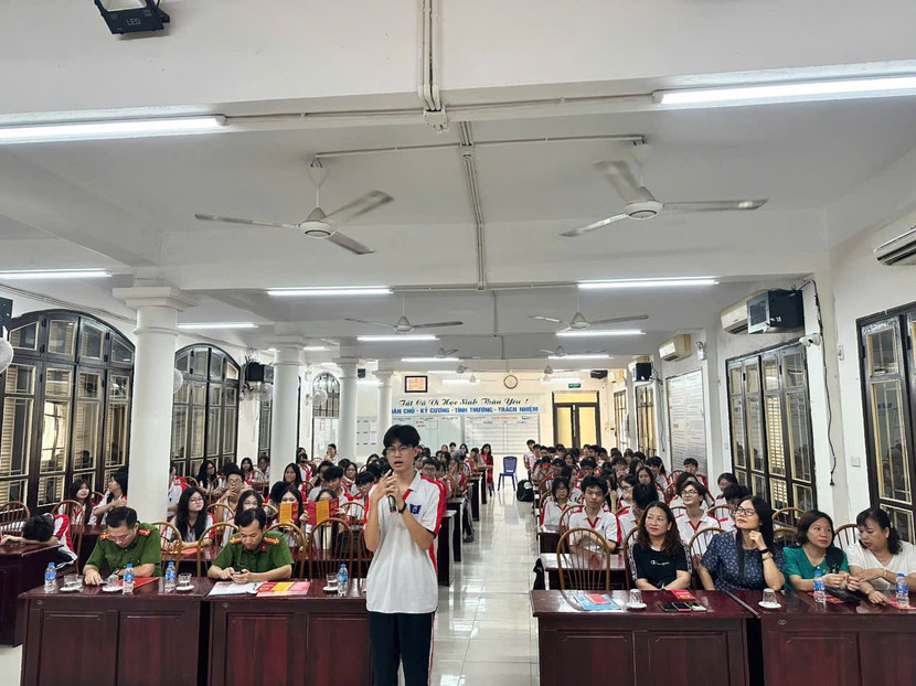 Những thắc mắc của các em học sinh được giải đáp ngay tại buổi tuyên truyền