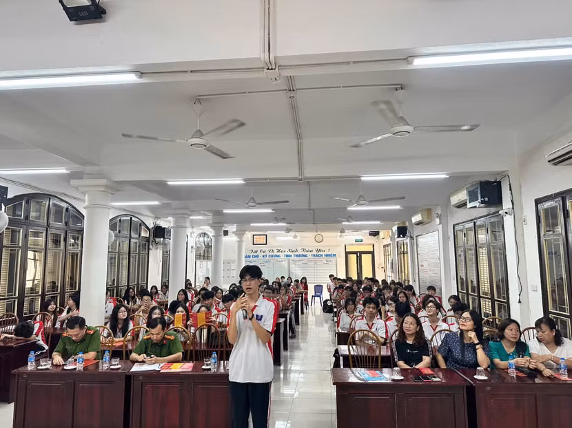 Những thắc mắc của các em học sinh được giải đáp ngay tại buổi tuyên truyền