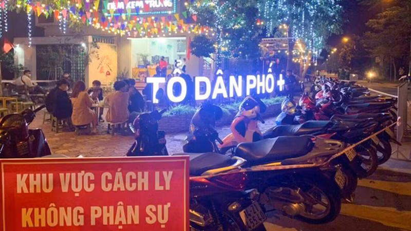 Quán nước bị phong tỏa và thực hiện các biện pháp phòng chống dịch (Ảnh: Zingnews)