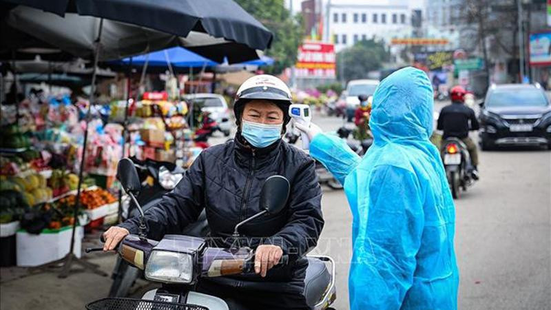 Việc phòng, chống dịch Covid-19 được người dân nghiêm túc thực hiện (Ảnh: TTXVN)