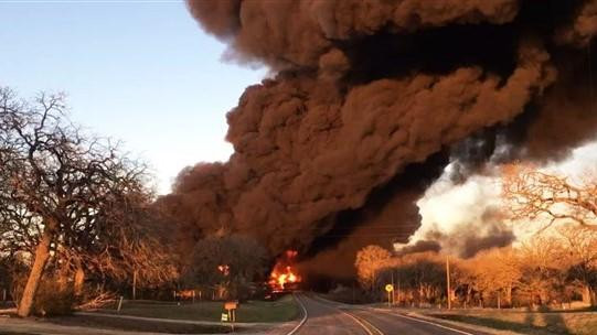 Khói đen bốc lên mù mịt ở hiện trường