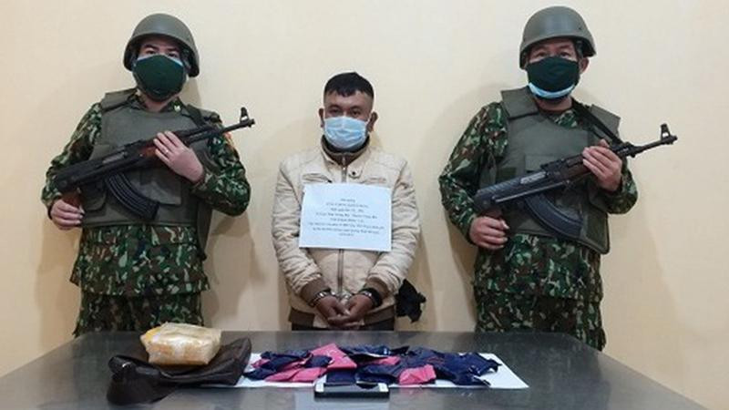 Đối tượng Pùm-Coong-Khăm-Đeng cùng tang vật (Ảnh: Dân trí) Đối tượng Pùm-Coong-Khăm-Đeng cùng tang vật (Ảnh: Dân trí)