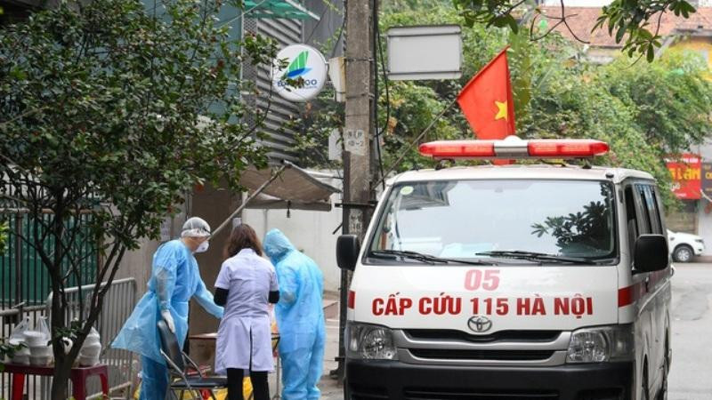 Lực lượng chức năng phường Điện Biên (quận Ba Đình) đã lập rào chắn phong tỏa khu phố có ca dương tính với SARS-CoV 2 và đưa những trường hợp F1 đã được xác định lên xe tới khu cách ly theo quy định (Nguồn: Dân Trí) Lực lượng chức năng phường Điện Biên (quận Ba Đình) đã lập rào chắn phong tỏa khu phố có ca dương tính với SARS-CoV 2 và đưa những trường hợp F1 đã được xác định lên xe tới khu cách ly theo quy định (Nguồn: Dân Trí)
