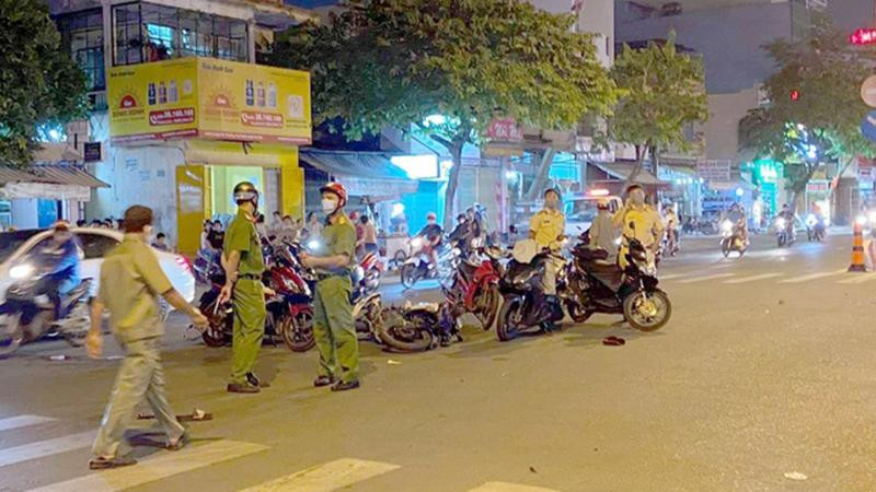 Công an bảo vệ hiện trường xảy ra vụ tai nạn (Ảnh: Dân trí) Công an bảo vệ hiện trường xảy ra vụ tai nạn (Ảnh: Dân trí)