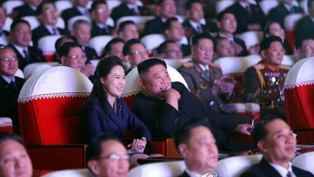 Chủ tịch Triều Tiên Kim Jong-un và phu nhân tươi cười theo dõi buổi hòa nhạc Chủ tịch Triều Tiên Kim Jong-un và phu nhân tươi cười theo dõi buổi hòa nhạc