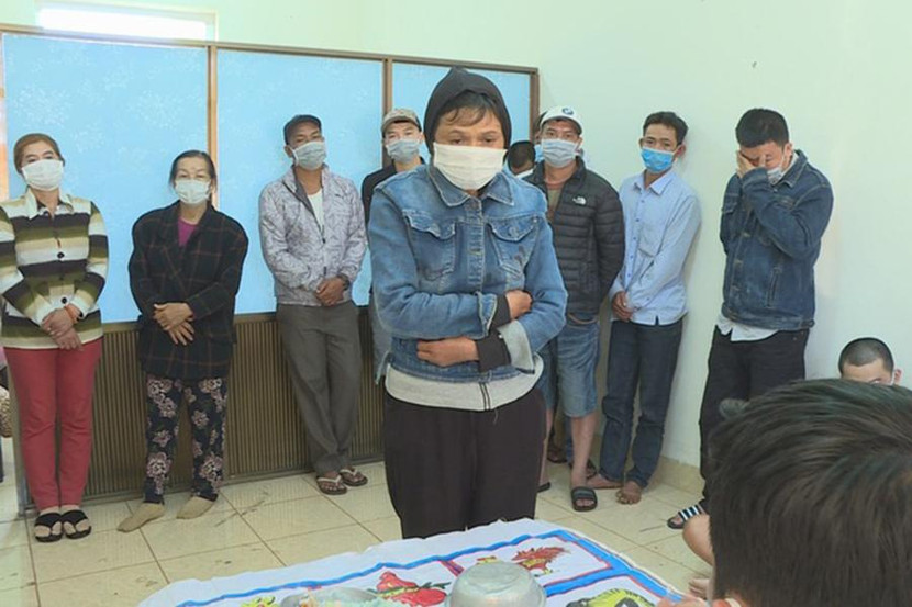 Các đối tượng tham gia đánh bầu cua ăn tiền thời điểm bị bắt giữ (Ảnh: Đức Nguyễn)