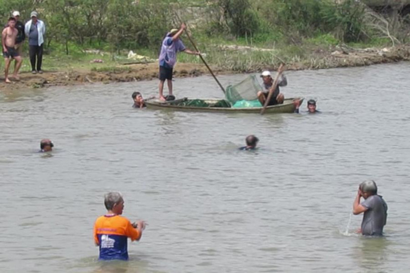 Sau nhiều giờ tìm kiếm, người dân xã Phổ An mới phát hiện thi thể 2 anh em dưới sông Thoa (Ảnh: Thanh Kỳ)