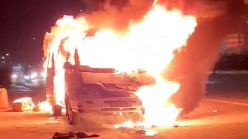 Chiếc xe ô tô chở hàng trăm quả bưởi bốc cháy dữ dội (Ảnh: Dân trí)