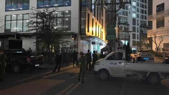 Lực lượng chức năng lập rào chắn cách ly y tế chung cư 99 Trần Bình Lực lượng chức năng lập rào chắn cách ly y tế chung cư 99 Trần Bình