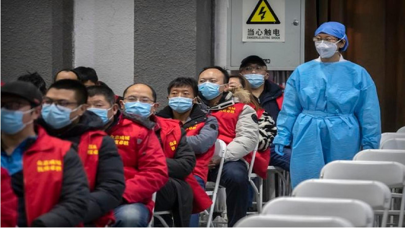 Một nhân viên y tế theo dõi bệnh nhân sau khi họ tiêm vắc-xin ngừa virus SARS-CoV-2 ở Bắc Kinh vào ngày 15 -1. (Ảnh AP)