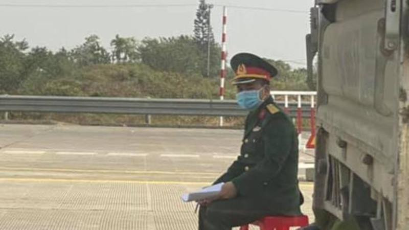 Lực lượng chức năng được tăng cường thêm tại các chốt kiểm soát để triển khai nhiệm vụ (Ảnh: Vietnamnet)