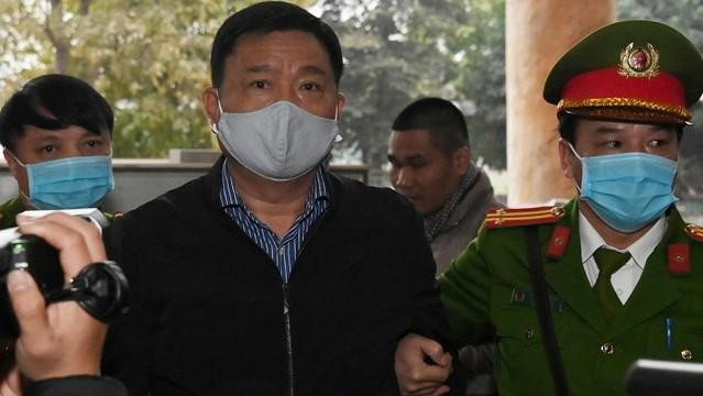 Bị cáo Đinh La Thăng được dẫn giải đến tòa hôm 22-1-2021 (Ảnh: Báo Dân Trí)