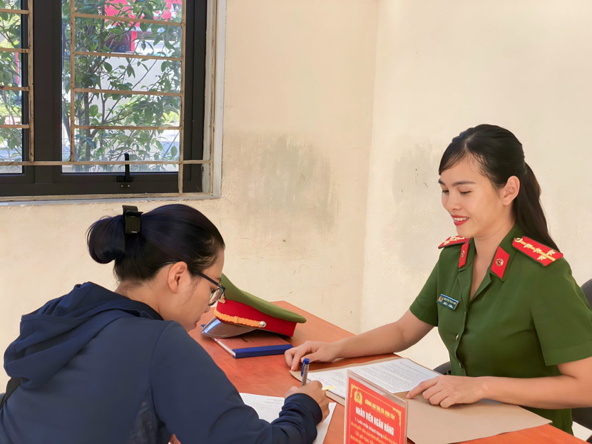 Đại uý Nguyễn Thuỳ Linh tiếp dân tại trụ sở CAP Lê Lợi