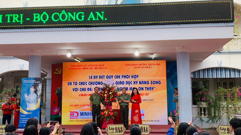 Thiếu tướng Đặng Ngọc Bách, Phó bí thư Đảng ủy, Phó Cục trưởng Cục X03 tặng hoa chúc mừng lễ ký kết giữa công đoàn hai đơn vị