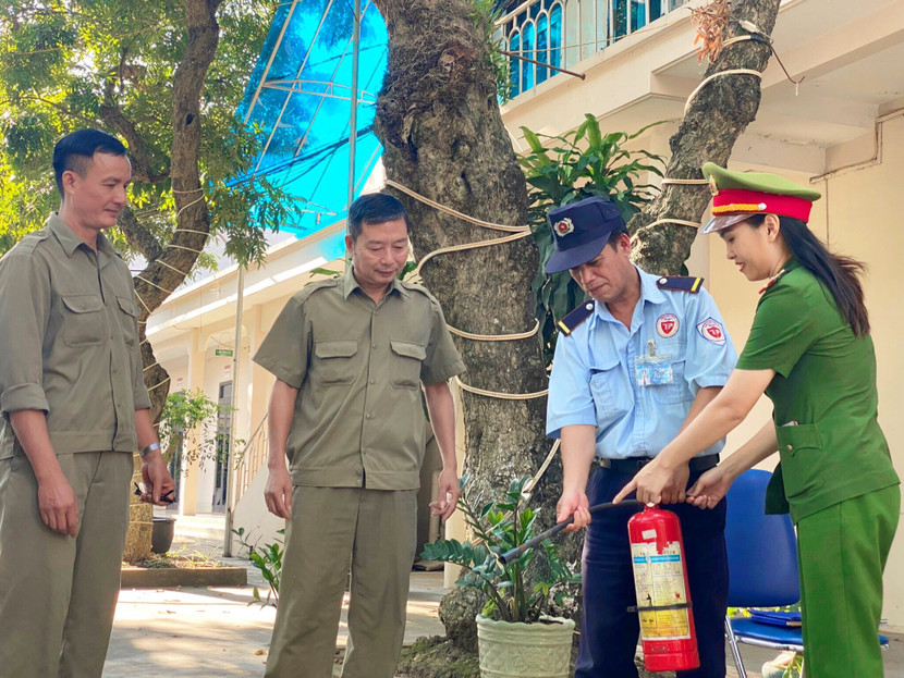 Đại uý Nguyễn Thuỳ Linh trong buổi tuyên truyền PCCC cho người dân địa bàn