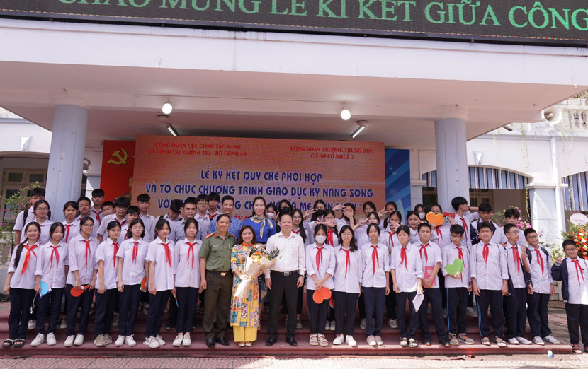 Ngay sau lễ ký kết, chương trình giáo dục kỹ năng sống chủ đề “Công cha – Nghĩa mẹ - Ơn thầy” đã được tổ chức tại Trường Trung học sơ sở Cổ Nhuế 2.