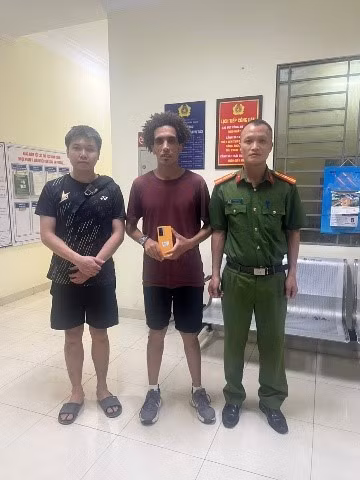 Ông Mohamed Yakout nhận lại tài sản tại Công an phường