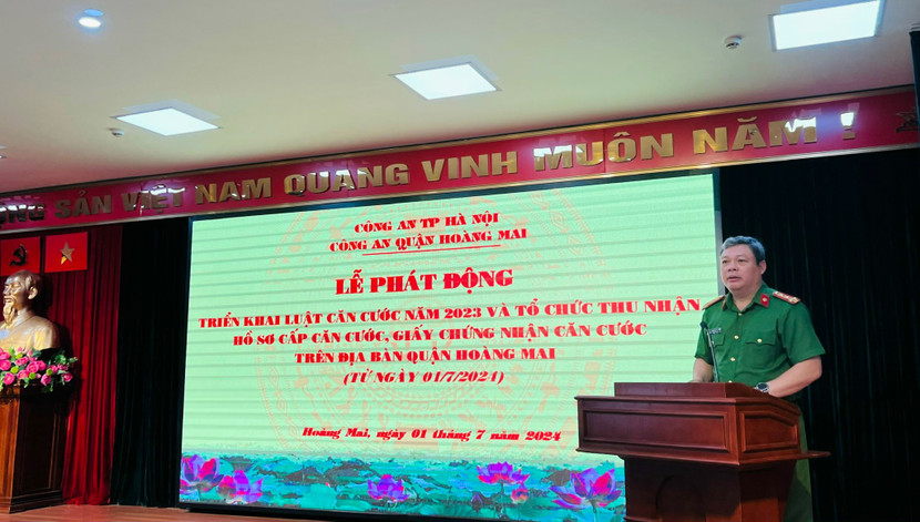 Đại tá Nguyễn Đình Chiến, Trưởng Công an quận Hoàng Mai giao nhiệm vụ cho CBCS tại lễ phát động