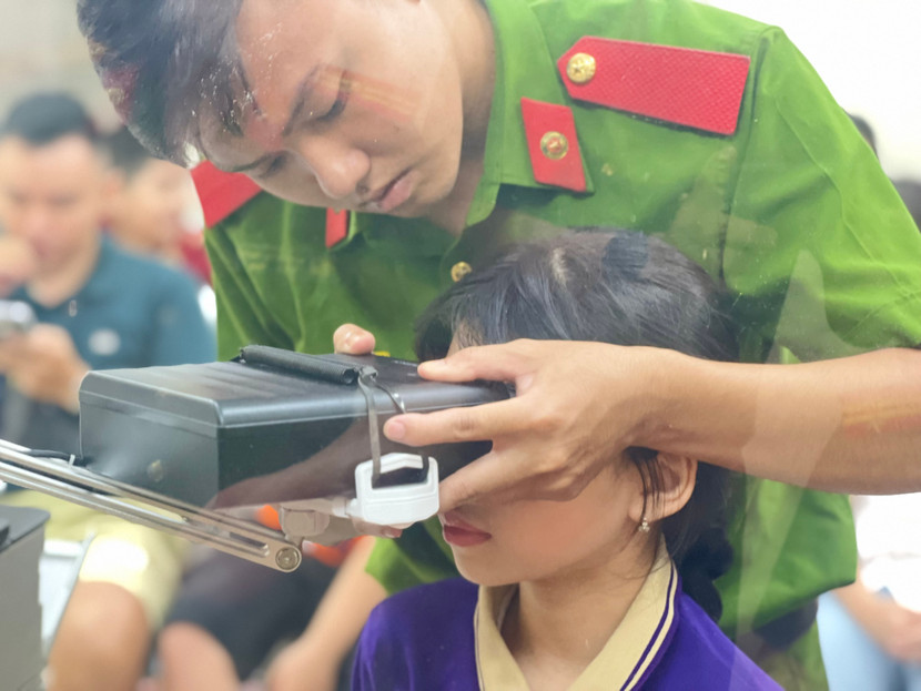 Mỗi cán bộ chiến sỹ CAQ Hoàng Mai thực hiện nhiệm vụ với tâm thế đặt sự thuận tiện, lợi ích của người dân lên trên hết