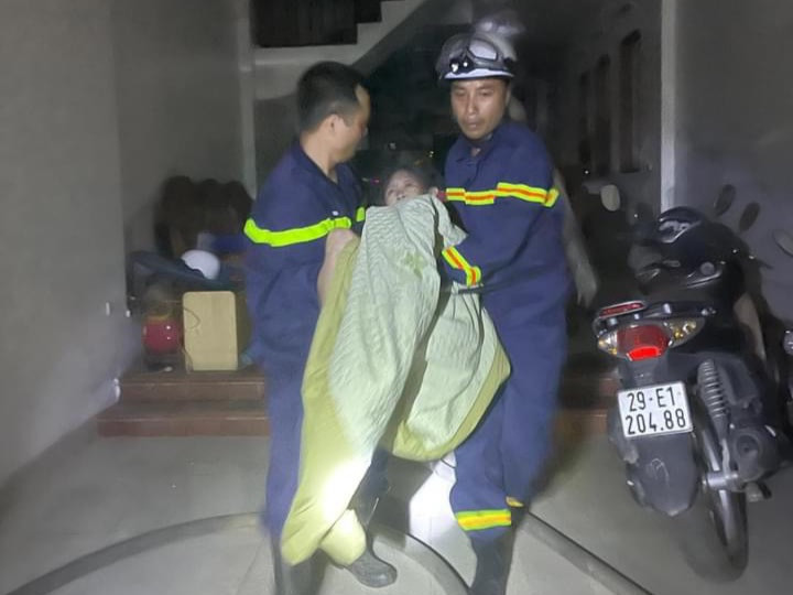 Người đàn ông mắc kẹt được đưa ra từ nhà hàng xóm Người đàn ông mắc kẹt được đưa ra từ nhà hàng xóm