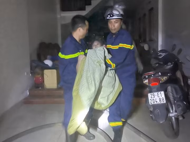 Người đàn ông mắc kẹt được đưa ra từ nhà hàng xóm Người đàn ông mắc kẹt được đưa ra từ nhà hàng xóm