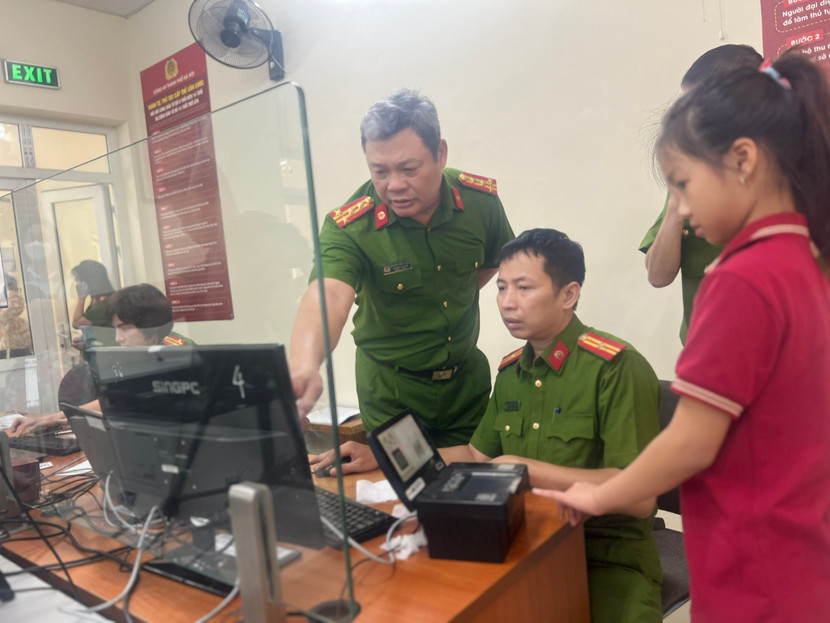 Đại tá Nguyễn Đình Chiến trực tiếp chỉ đạo cán bộ chiến sỹ tại điểm tiếp công dân của Đội Cảnh sát QLHC về TTXH CAQ