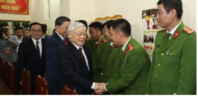 Tổng Bí thư căn dặn, bắt tay động viên từng cán bộ chiến sỹ Công an quận Ba Đình