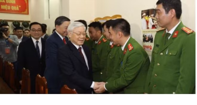 Tổng Bí thư căn dặn, bắt tay động viên từng cán bộ chiến sỹ Công an quận Ba Đình Tổng Bí thư căn dặn, bắt tay động viên từng cán bộ chiến sỹ Công an quận Ba Đình