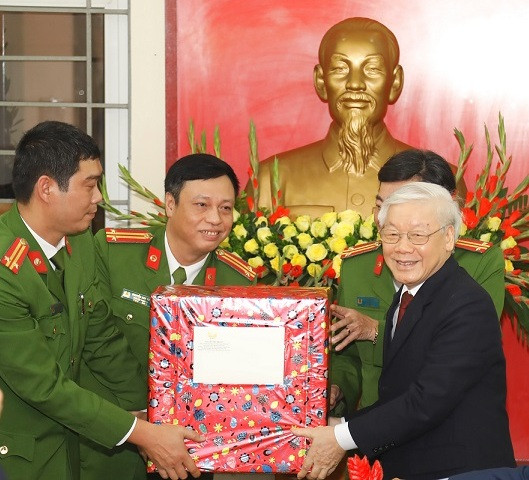 Tổng Bí thư Nguyễn Phú Trọng tặng quà chúc mừng năm mới CBCS Công an quận Ba Đình năm 2019