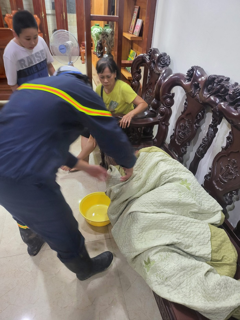 Người đàn ông mắc kẹt được giải cứu qua ban công nhà hàng xóm Người đàn ông mắc kẹt được giải cứu qua ban công nhà hàng xóm