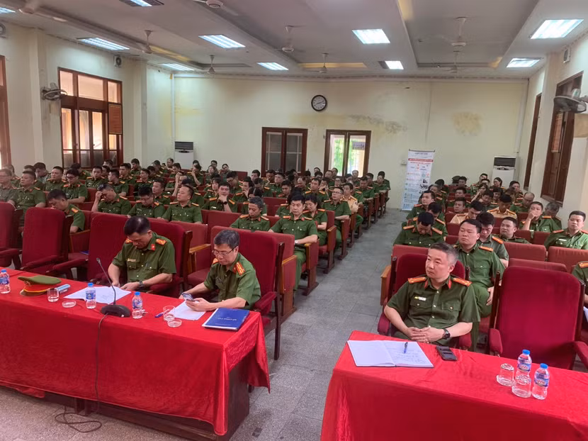 100% Chỉ huy, cán bộ chiến sỹ tập trung cao độ mở “chiến dịch” thu nhận hồ sơ cấp Căn cước, Giấy chứng nhận căn cước cho công dân.