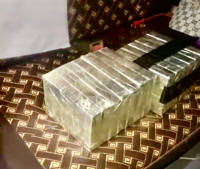 13 bánh heroin bị bắt quả tang trên xe tải 13 bánh heroin bị bắt quả tang trên xe tải