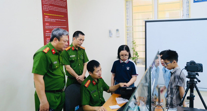 Ban chỉ huy CAQ Hoàng Mai chỉ đạo tại các điểm thu nhận hồ sơ theo Luật Căn cước năm 2023