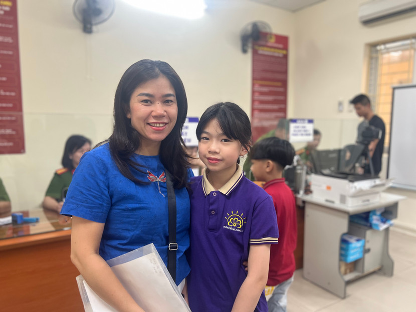 Niềm vui của chị Vũ Thuỳ Linh cùng con gái sau khi hoàn thành thủ tục theo Luật Căn cước 2023