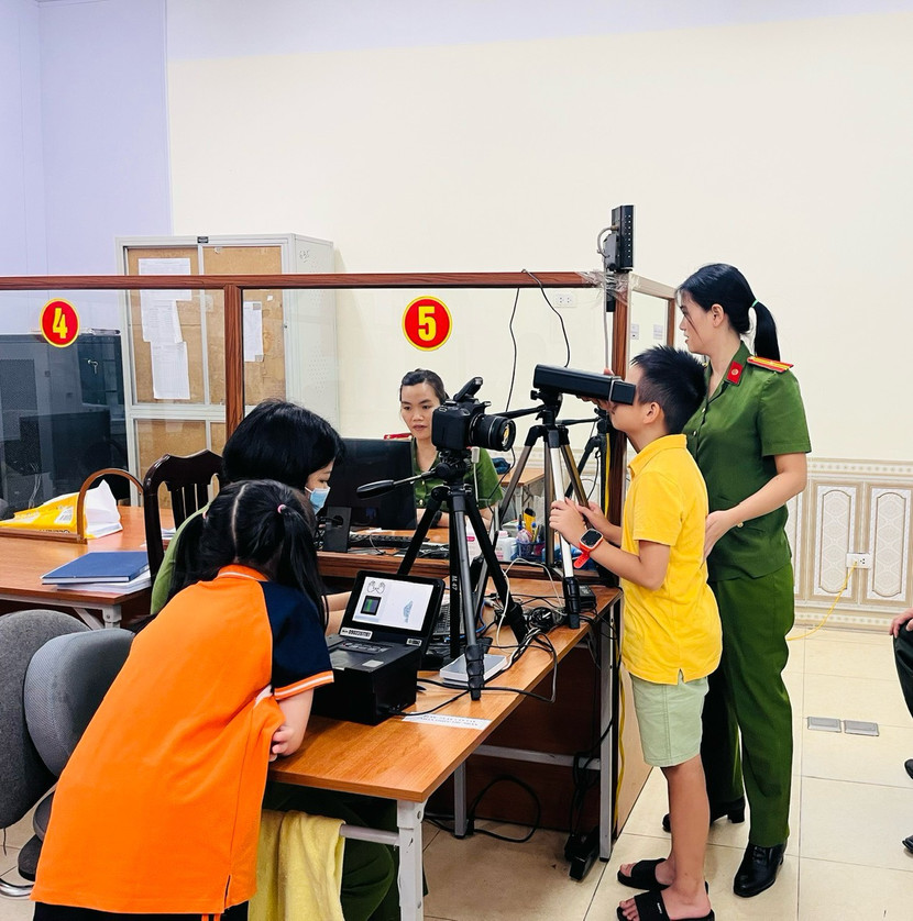 Những công dân "nhí" đầu tiên của quận Ba Đình làm sinh trắc học theo Luật Căn cước năm 2023