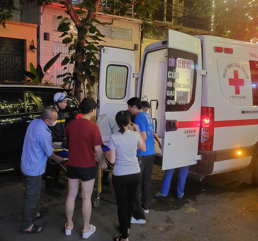 Do có bệnh nền, tình trạng hoảng loạn nên người đàn ông mắc kẹt được đưa đi cấp cứu Do có bệnh nền, tình trạng hoảng loạn nên người đàn ông mắc kẹt được đưa đi cấp cứu