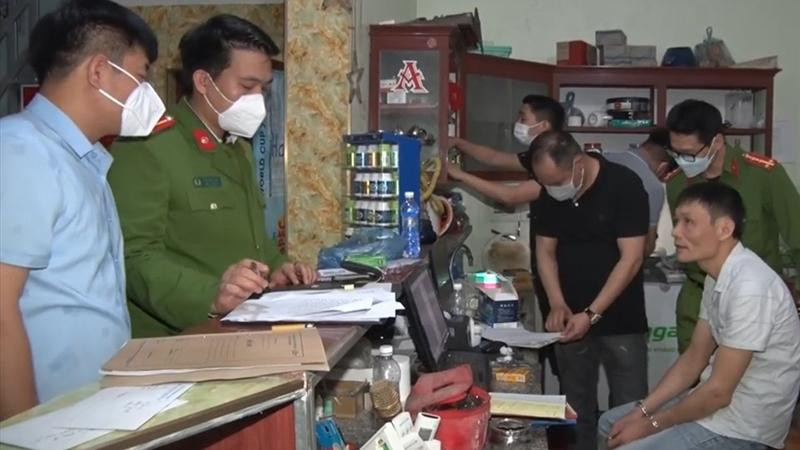 Các đối tượng trong tụ điểm mua bán dâm (Ảnh: Công an tỉnh Hà Nam)