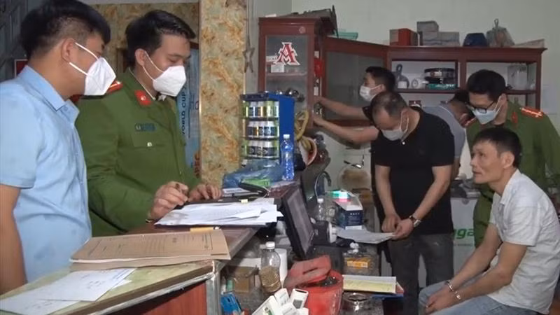 Các đối tượng trong tụ điểm mua bán dâm (Ảnh: Công an tỉnh Hà Nam)