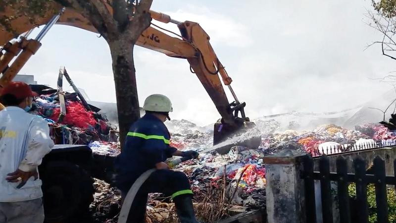 Hỏa hoạn khiến xưởng vải bị thiêu rụi (Ảnh: A.H)