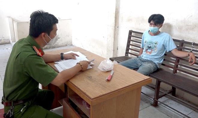 Công an lấy lời khai đối tượng Dũng.