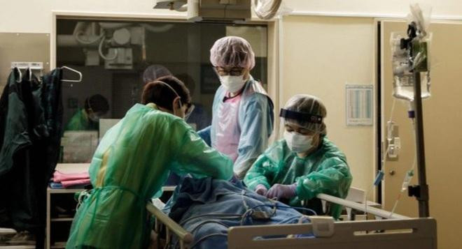 Số ca mắc Covid-19 tăng gây áp lực lớn cho hệ thống y tế Nhật Bản